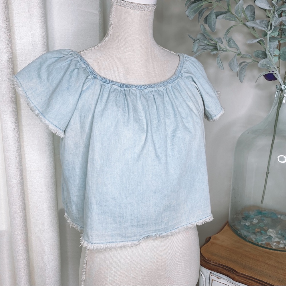 🛍 Blue denim top with ruffled sleeves raw hem